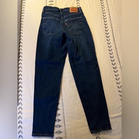 SOLD ELSEWHERE; Size 26 Levi’s Mom jeans, like new. - Picture 3 of 4